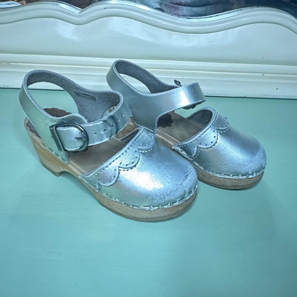 Hanna Andersson Girls Silver Leather Wooden Clog Size 26 Kids